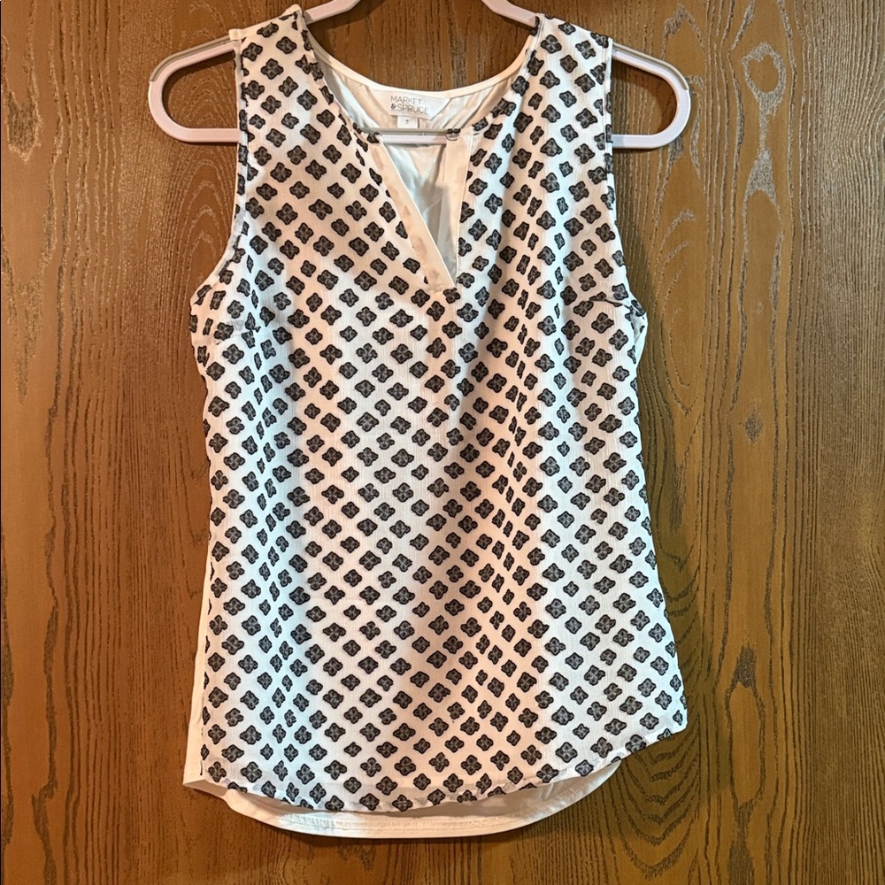 Market & Spruce White Sleeveless V-Neck Camisole with Black Geometric Print